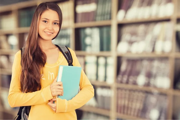 Jovem estudante na biblioteca. — Fotografia de Stock