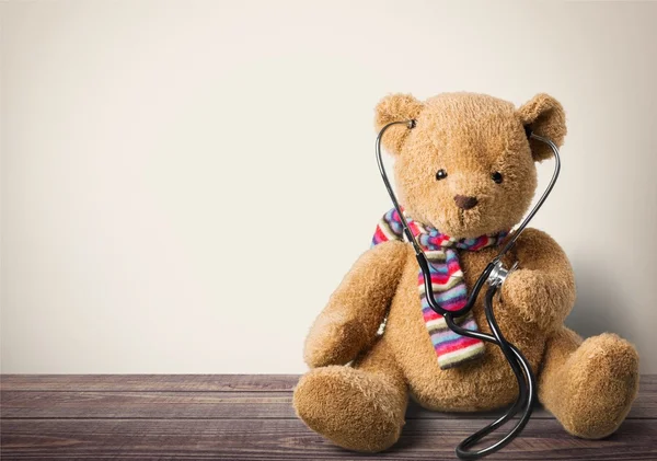 Teddybär mit Stethoskop. — Stockfoto