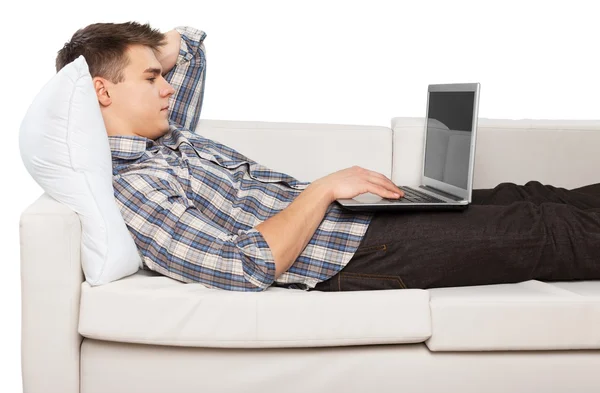 Retrato de jovem com laptop no sofá — Fotografia de Stock