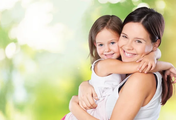 Mãe e filha abraçando — Fotografia de Stock