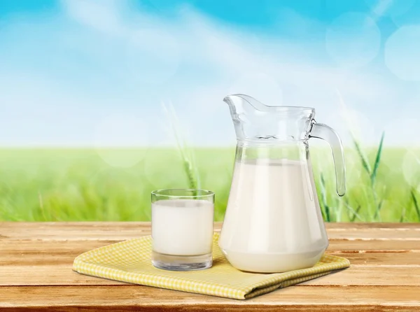 Glas und Krug Milch — Stockfoto