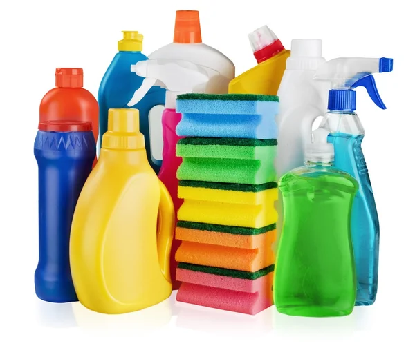 Bottiglie di plastica e spugne detergenti — Foto Stock