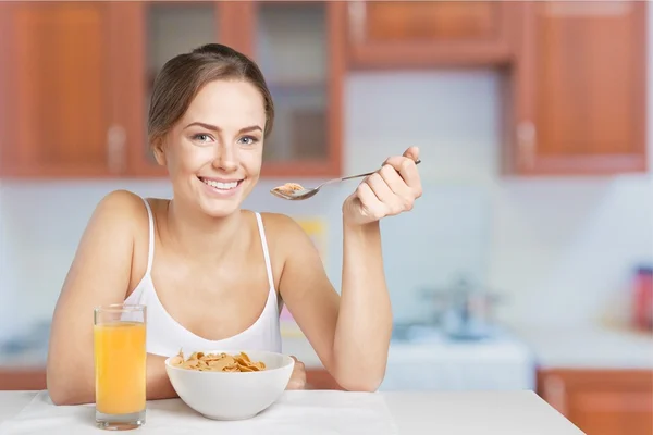 Jonge vrouw ontbijten — Stockfoto