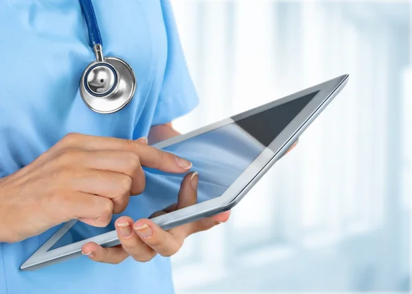 Médecin travaillant avec tablette pc — Photo