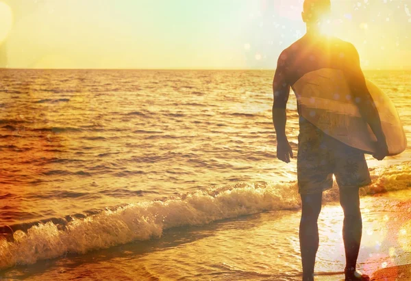 Серфер на океанском пляже — стоковое фото
