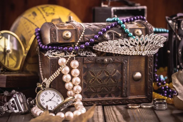 Treasure chest stående på bord — Stockfoto