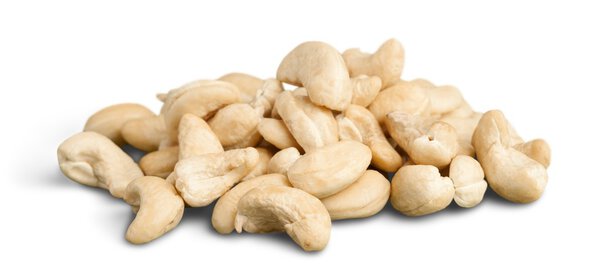 Кешью орехи на белом
