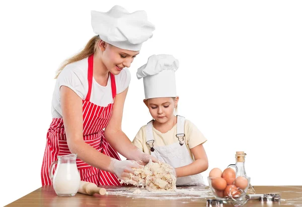 Meisje en haar moeder samen bakken — Stockfoto