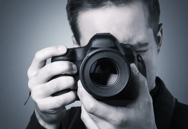 Mannelijke fotograaf met camera — Stockfoto