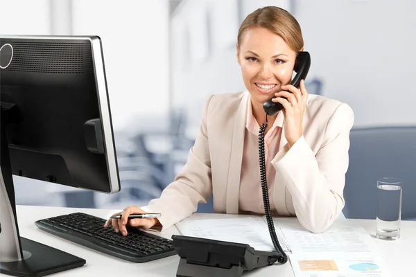 Jeune femme d'affaires avec téléphone — Photo