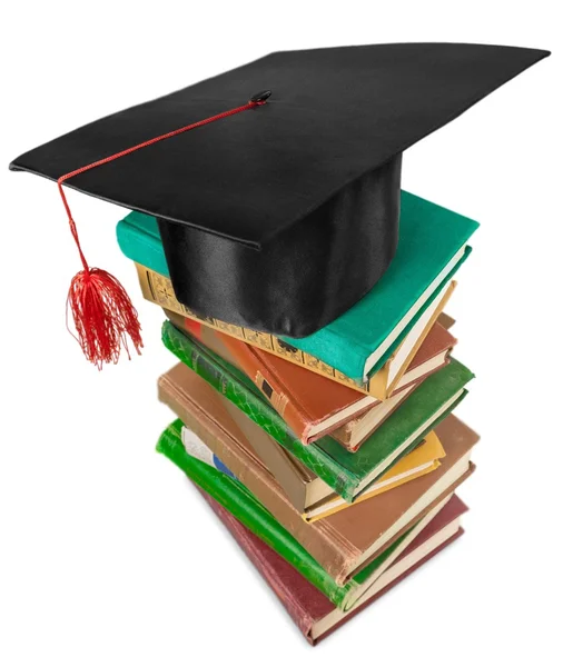 Mortero de graduación en la pila de libros — Foto de Stock