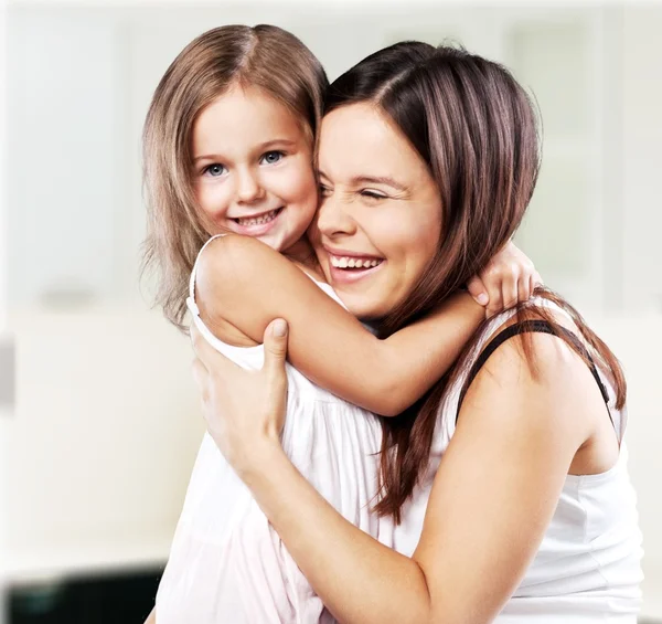 Madre e figlia abbraccio — Foto Stock