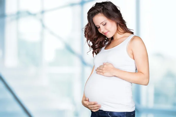 Zwangere jonge vrouw — Stockfoto