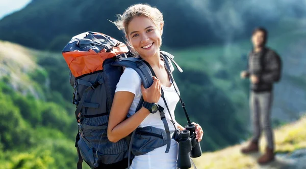 Kvinna med ryggsäck trekking — Stockfoto