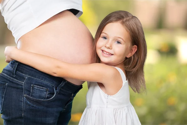 Vackra gravid kvinna med sin dotter — Stockfoto