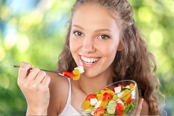 Atractiva mujer caucásica con ensalada — Foto de Stock