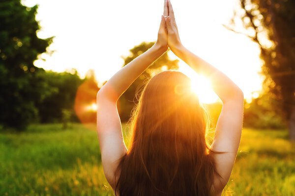 женщина на поле под закатным светом
