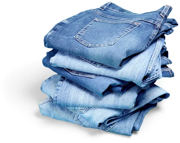 Stapel Jeans isoliert — Stockfoto