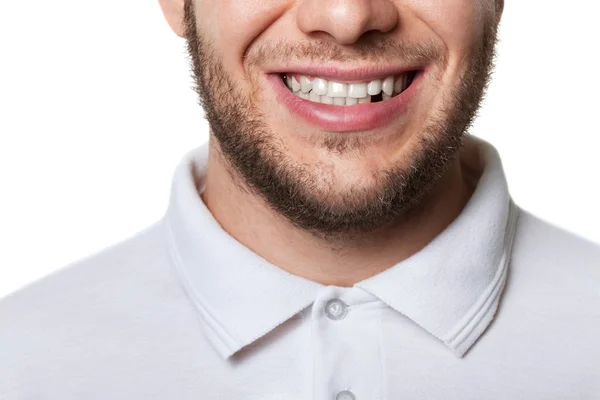 Schöner junger Mann mit zahmem Lächeln — Stockfoto