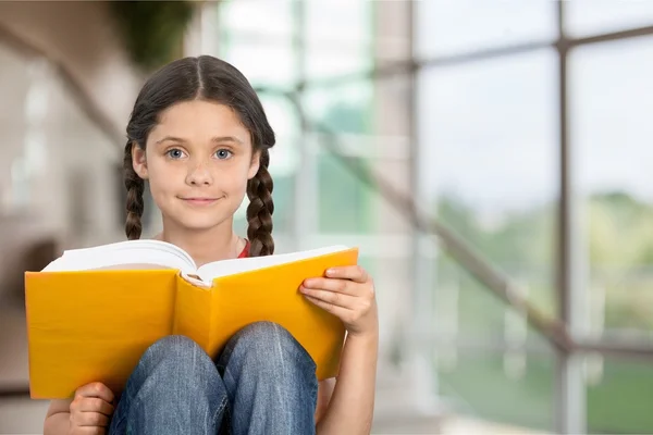 Menina estudante com livro — Fotografia de Stock