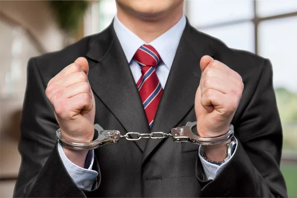 Чоловік в наручниках за спиною — стокове фото