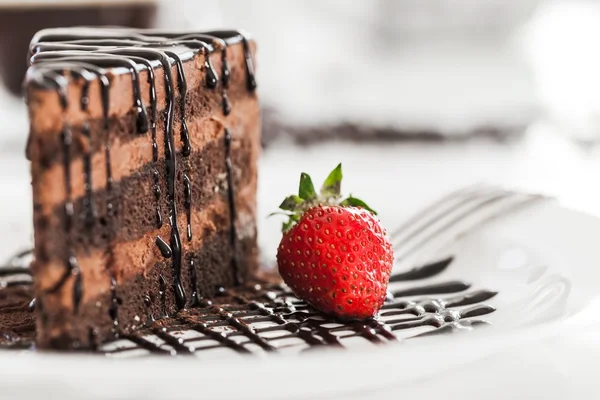 Pedaço de bolo de chocolate isolado — Fotografia de Stock