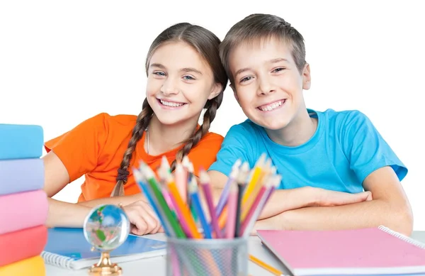 Enfants assis à la table pendant la leçon — Photo