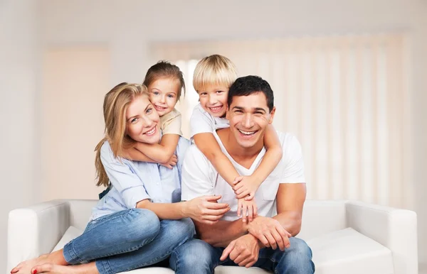 Schöne lächelnde Familie — Stockfoto