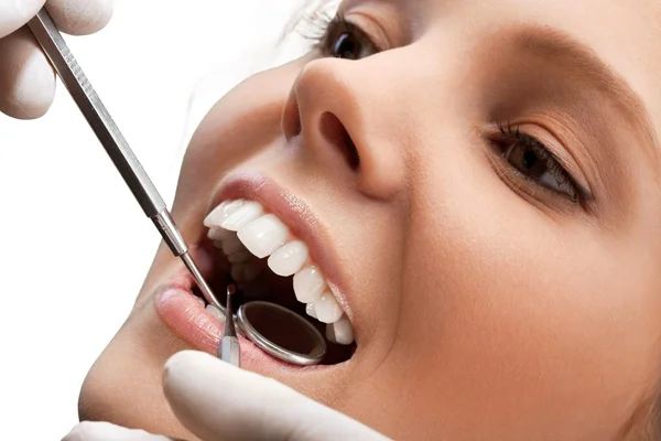 Zęby kobiety i lusterko dentystyczne — Zdjęcie stockowe