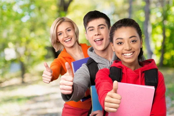 Estudiantes señalando pulgares hacia arriba — Foto de Stock