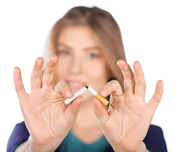 Mladá žena lámání cigaretu — Stock fotografie