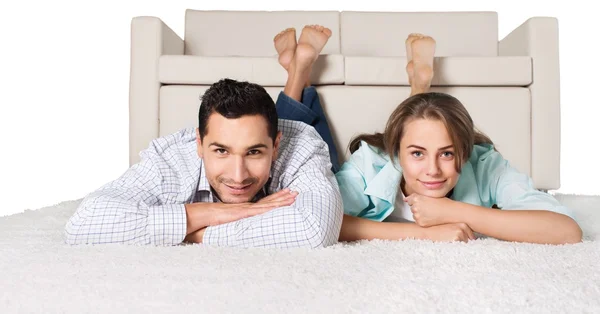 Alegre pareja y sofá en la habitación — Foto de Stock