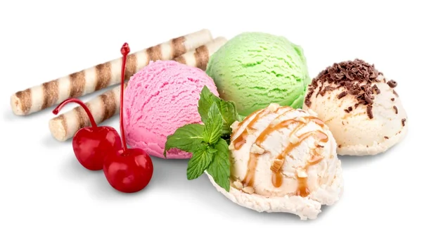 Fagylalt gombóc, ostyák és cseresznye — Stock Fotó