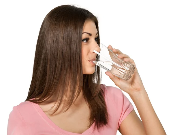 Mujer joven bebiendo agua — Foto de Stock