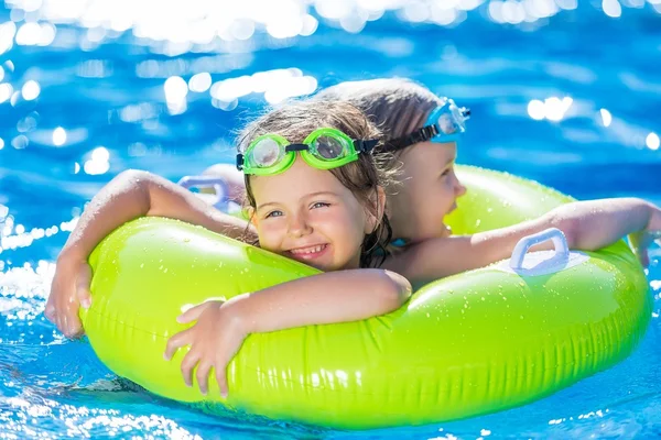 Meninas se divertindo na piscina . — Fotografia de Stock