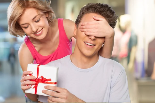 Chica cubriendo los ojos de su novio — Foto de Stock