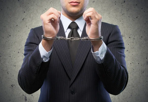 Adam arkadan kelepçeli