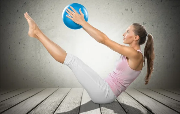 Vrouw met Fitness bal training — Stockfoto