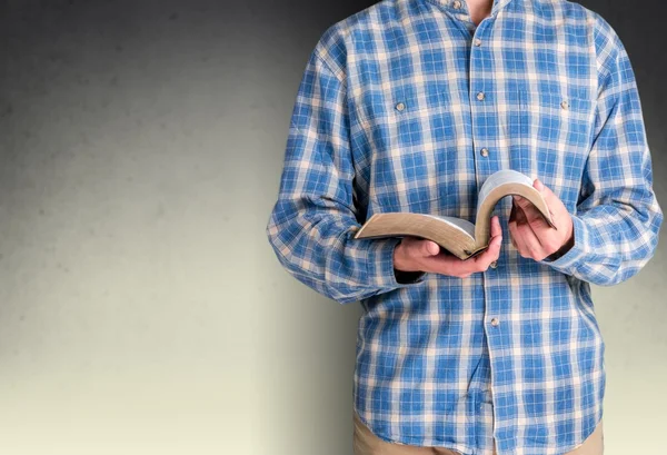 Hombre leyendo la Biblia — Foto de Stock