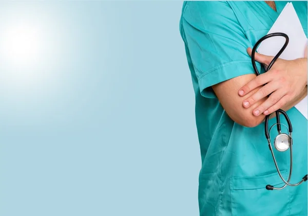 Steteskoplu erkek doktor.