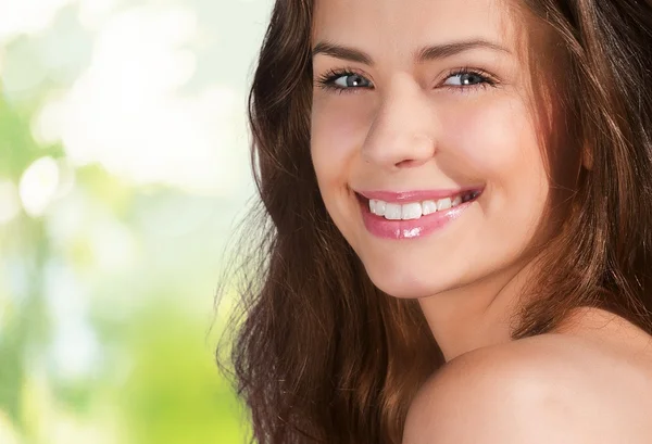 gün batımı ışık altında alan kadın