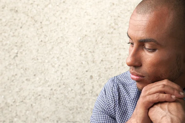 Depresif yakışıklı adam