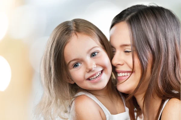 Mère et fille câlins — Photo