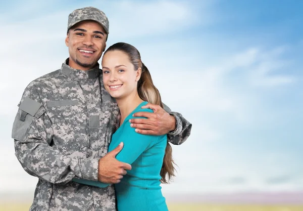 Χαμογελαστός στρατιώτης με τη σύζυγό του — Φωτογραφία Αρχείου