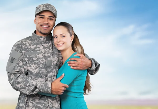 Soldado sonriente con su esposa — Foto de Stock