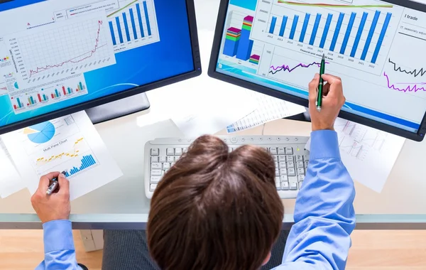 Stock Trader Looking At Multiple Monitors — Stock Photo, Image