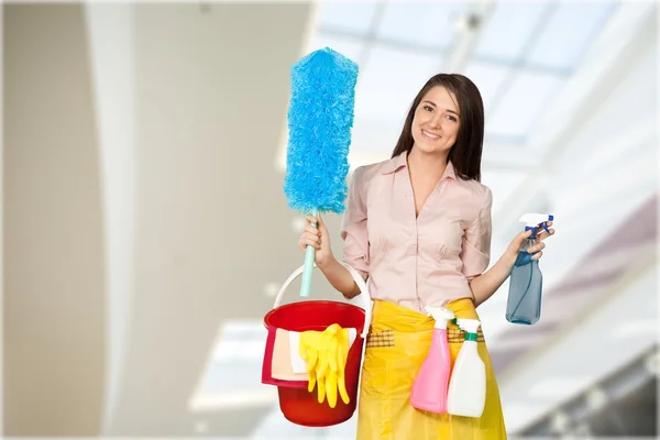 Jovem com produtos de limpeza — Fotografia de Stock