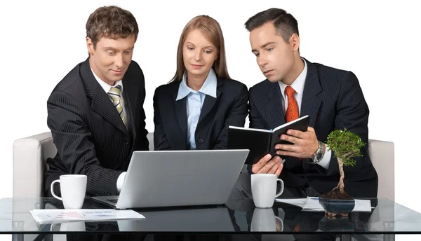 Glückliches Business-Team mit Laptop — Stockfoto