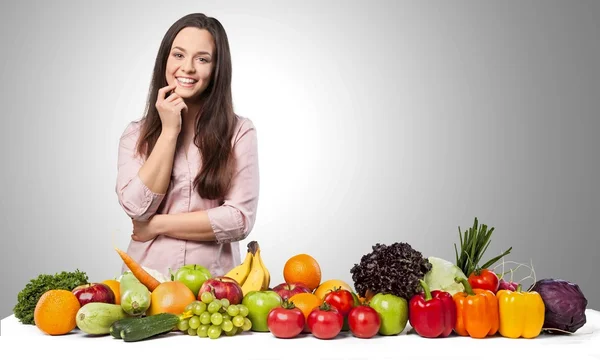 Atractiva joven disfrutando de frutas — Foto de Stock