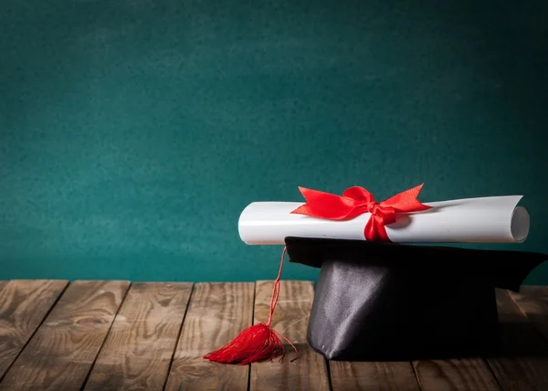 Graduation cap and diploma — Stock Photo, Image